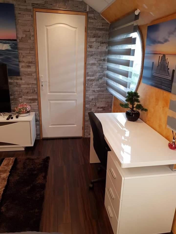 Hotel Peniche Morgane 2 Sas Les Betises à Cambrai Extérieur photo
