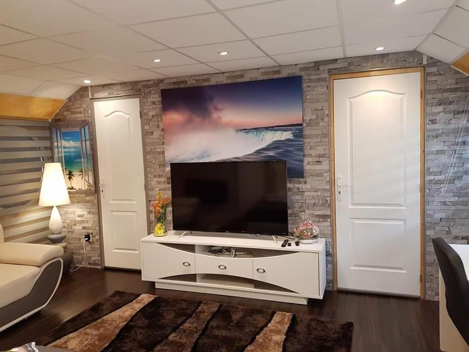 Hotel Peniche Morgane 2 Sas Les Betises à Cambrai Extérieur photo